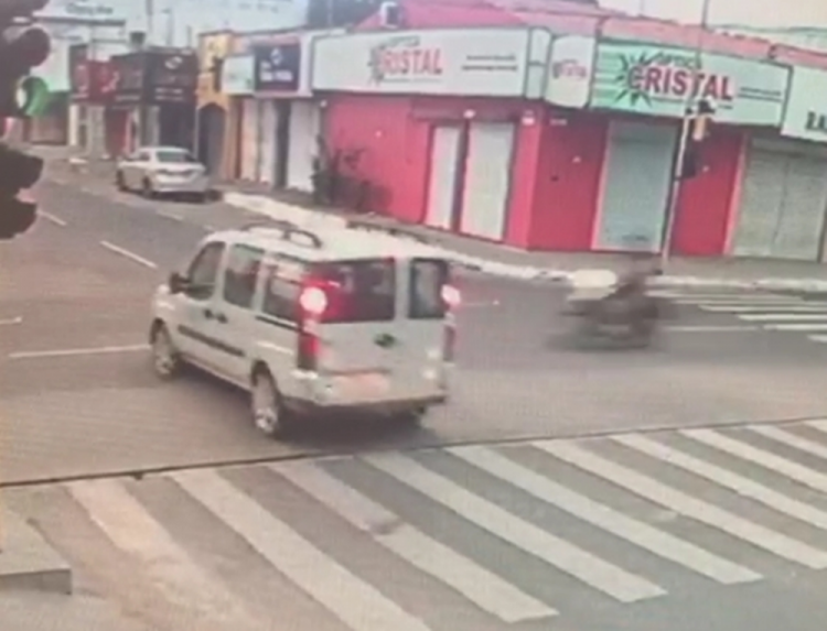 Motociclista atravessa sinal vermelho e colide com carro em Imperatriz